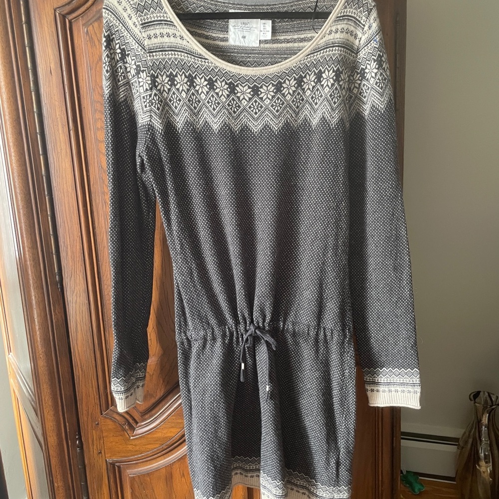 H&M Gray Long Sleeve Scoop Neck Sweater Dress